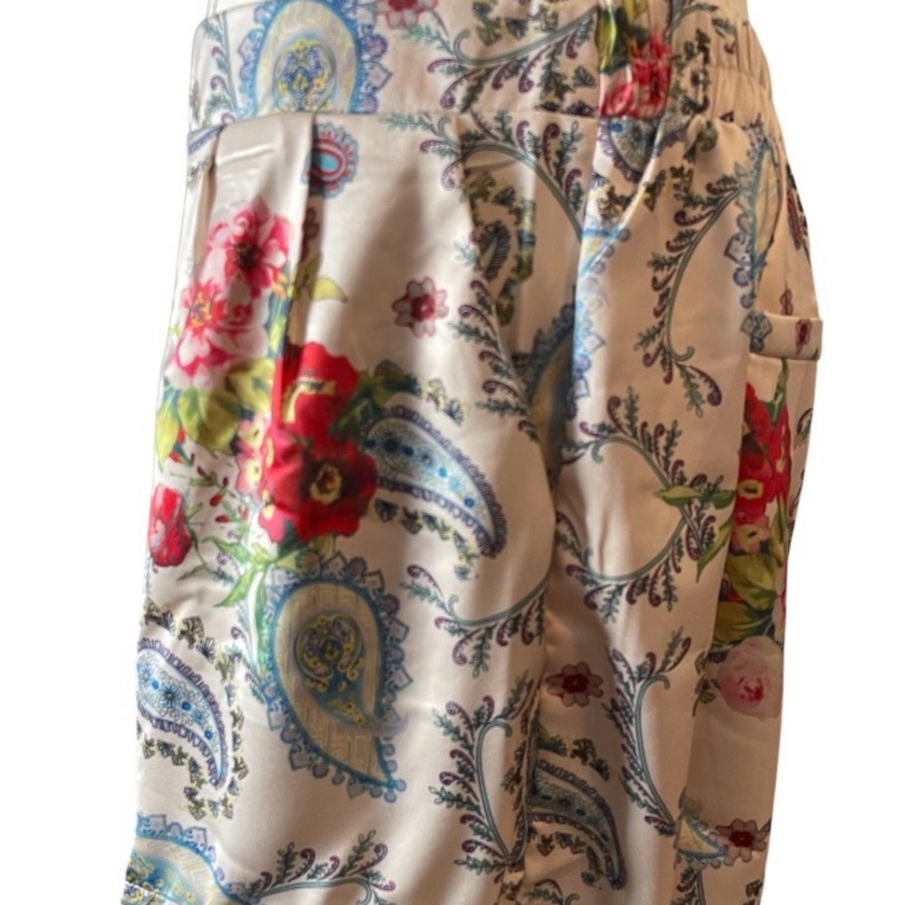 Umgee Floral Paisley Cream Women's Shorts, size L, NWT - Picture 3 of 13